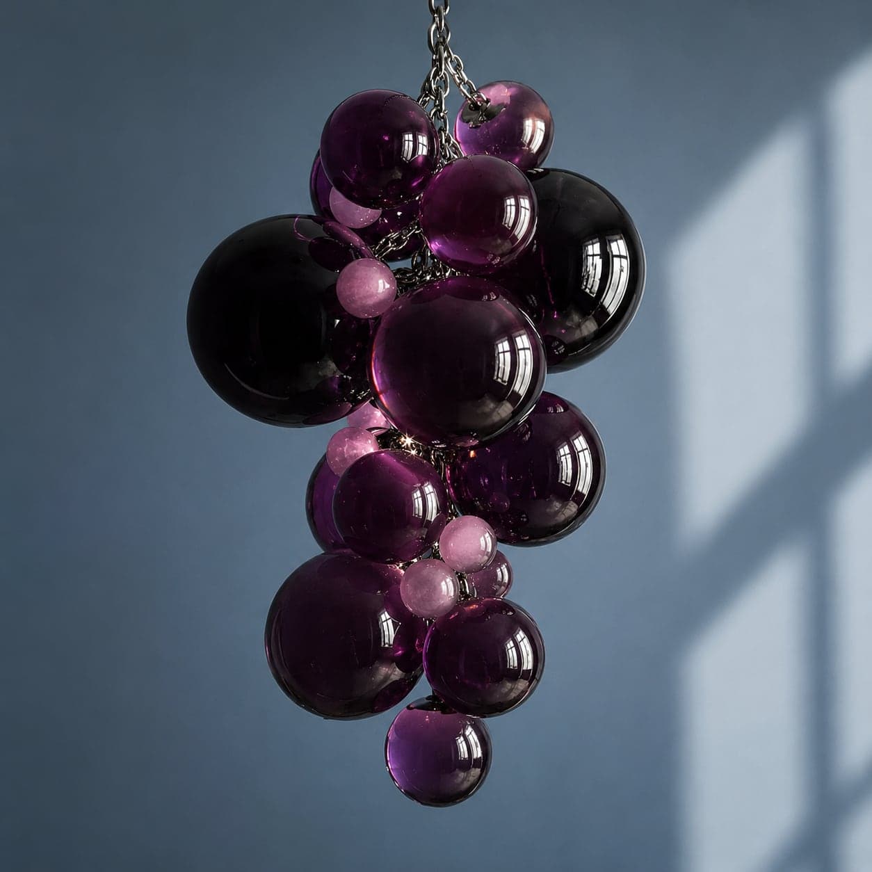 Suspension à grappe de sphères de verre violet — image d’univers